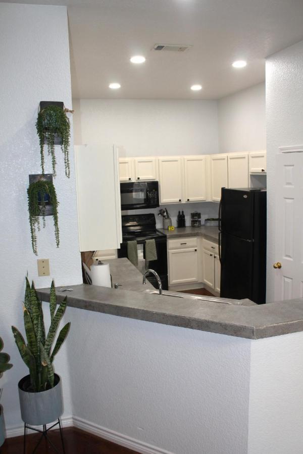 Setting The Right Vibes. Apartment Killeen Bagian luar foto